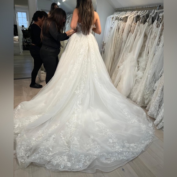 Elegant White Lace Wedding Dress Overskirt - Picture 1 of 4